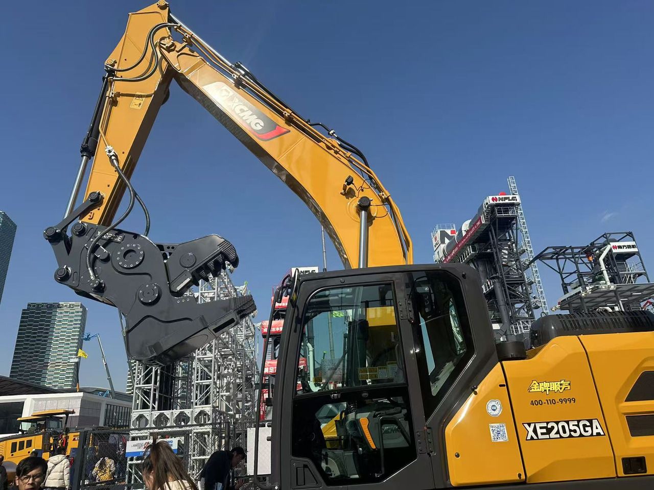 2023 XCMG XE205GA crawler excavator side view with hydraulic attachment 2023 XCMG XE205GA crawler excavator side view with hydraulic attachment