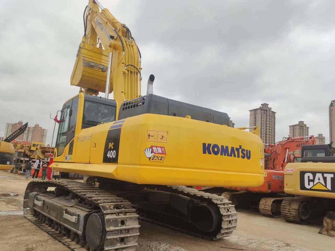2020 Komatsu PC400-8 crawler excavator, rear three-quarter view