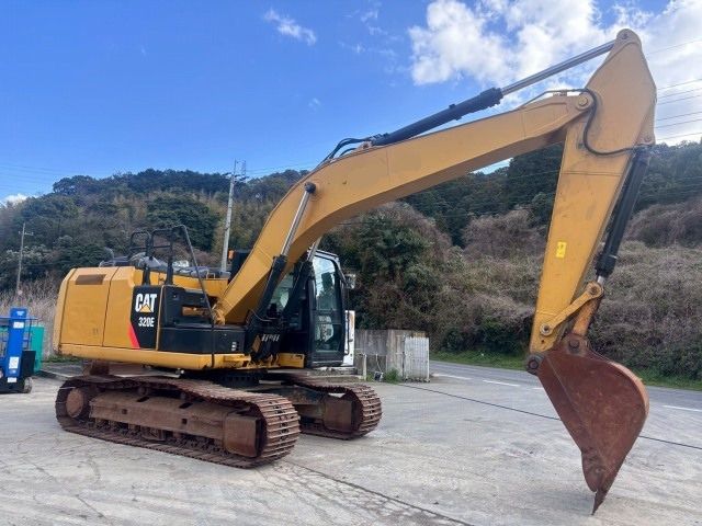 2016 Caterpillar 320E crawler excavator, side profile view