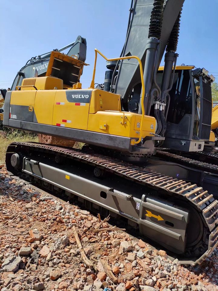 Volvo EC480E crawler excavator, side view