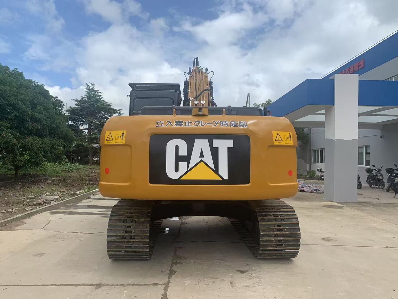 2020 Caterpillar 320D crawler excavator, rear view 2020 Caterpillar 320D crawler excavator, rear view
