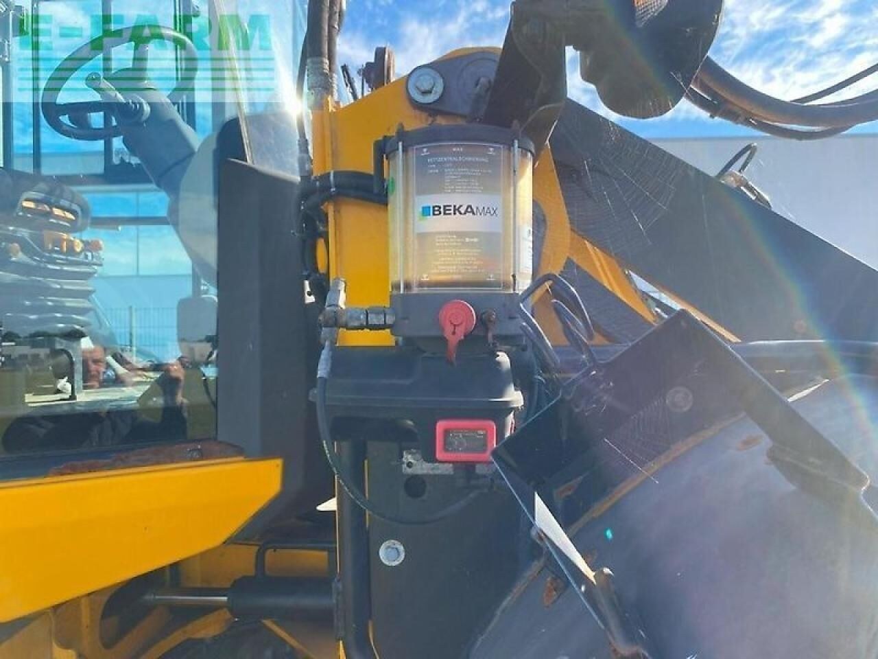 2018 JCB 419S mini excavator lubrication system detail 2018 JCB 419S mini excavator lubrication system detail