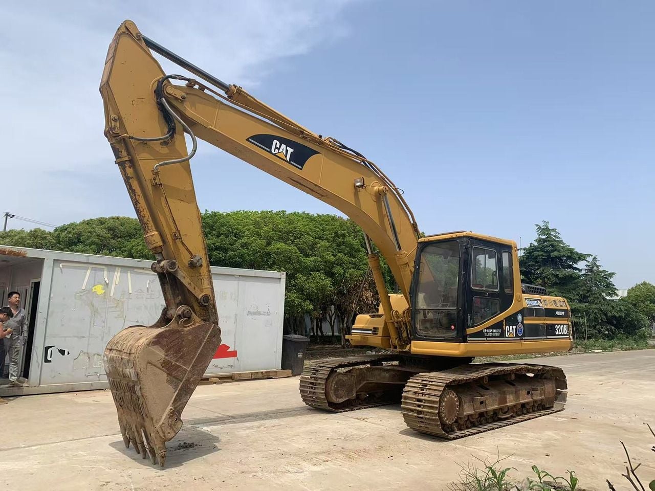 2015 Caterpillar 320BL crawler excavator, side profile view