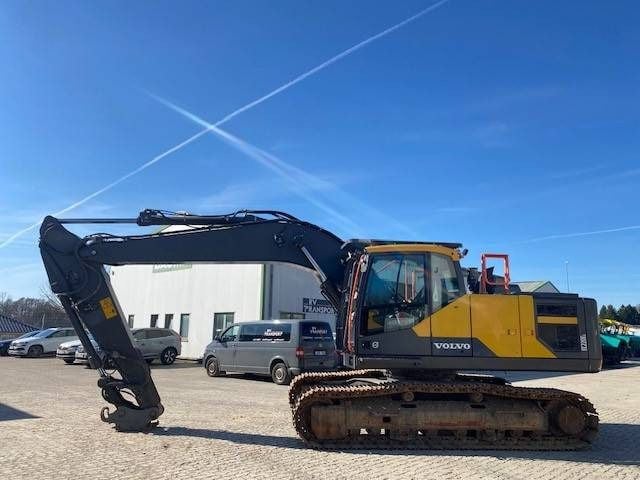 2020 Volvo EC220EL crawler excavator side view