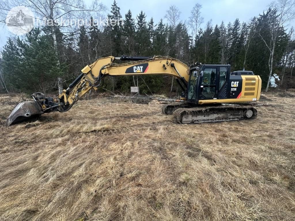 2015 Caterpillar 323E crawler excavator, side view