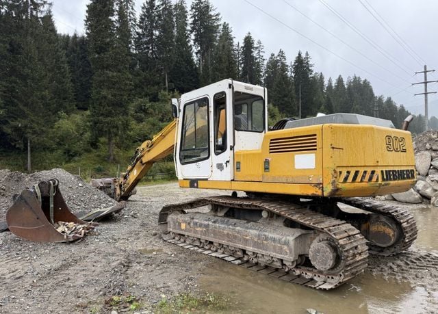 1995 Liebherr R902 STD LITRONIC crawler excavator, rear three-quarter view