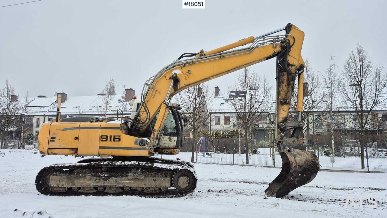 2011 Liebherr R916 crawler excavator side view 2011 Liebherr R916 crawler excavator side view