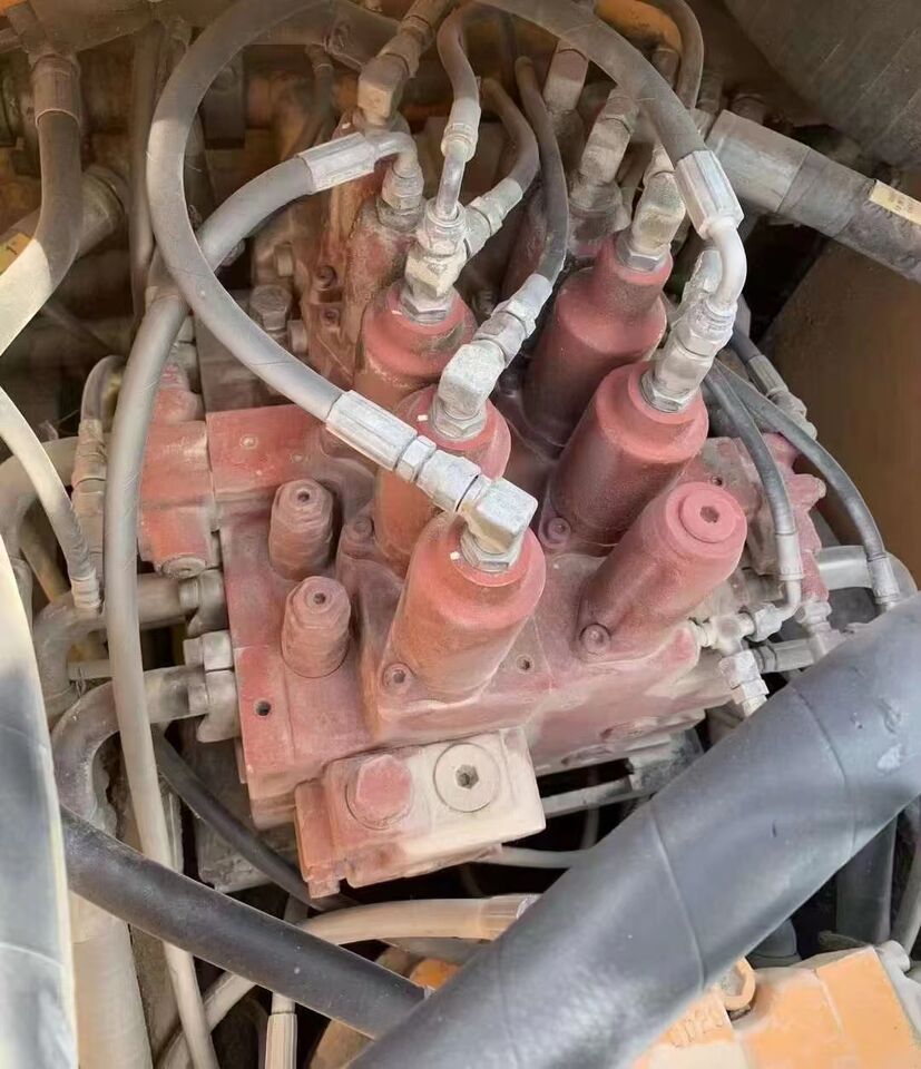 2023 Hyundai R210W-7 wheel excavator hydraulic control valve view 2023 Hyundai R210W-7 wheel excavator hydraulic control valve view