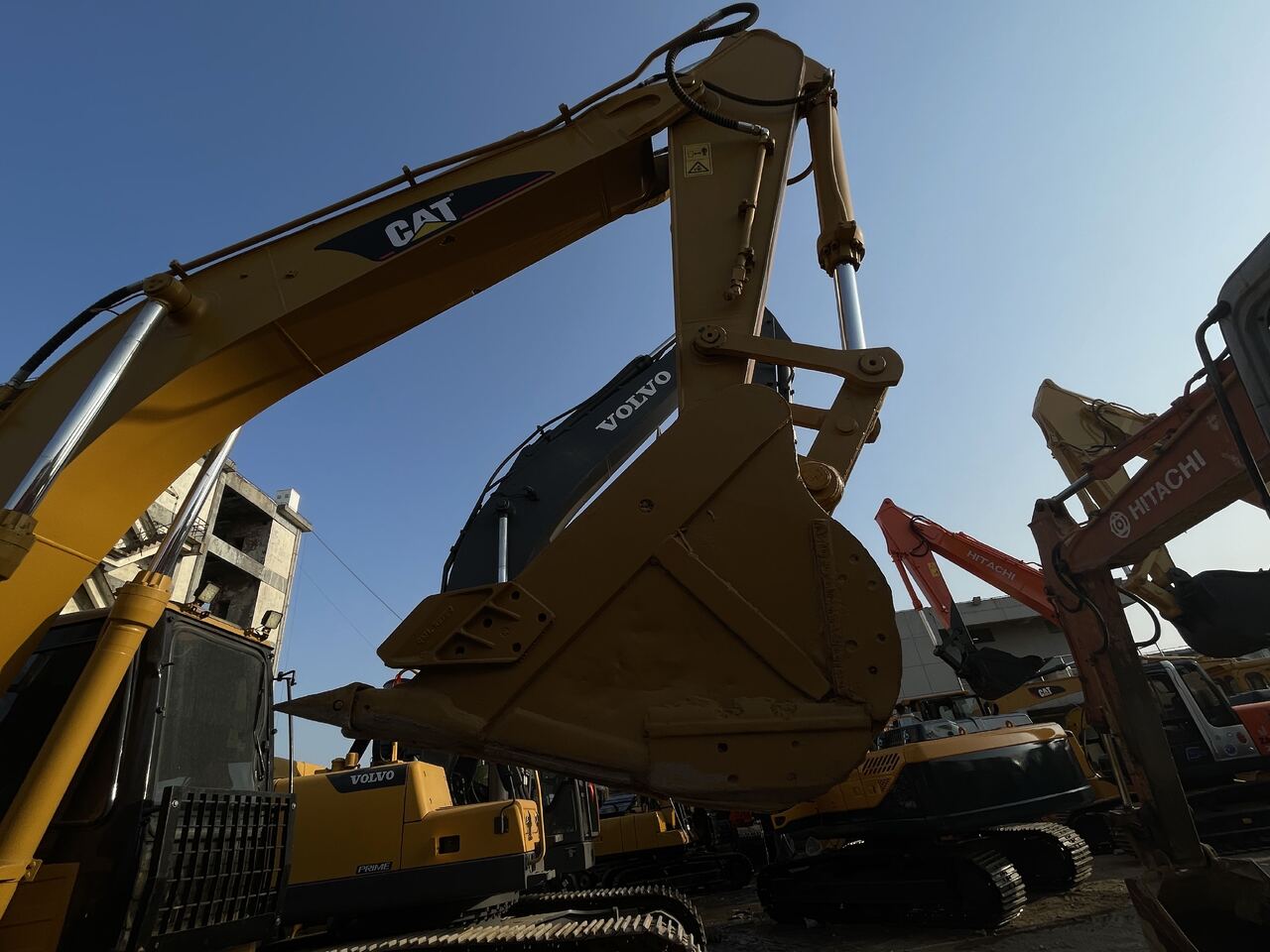 2010 Caterpillar 325BL crawler excavator boom and bucket view