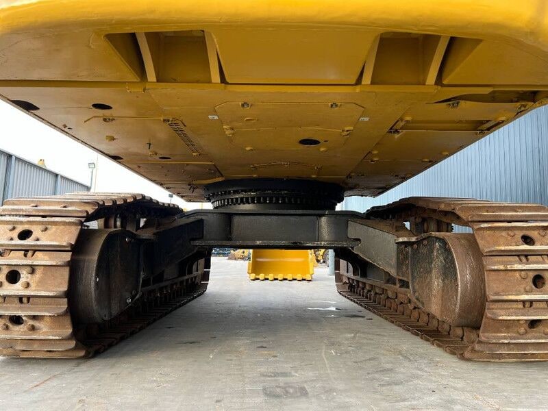2015 Caterpillar 352F crawler excavator undercarriage view
