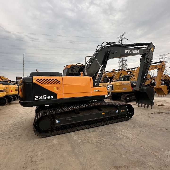 2022 Hyundai 225-9S crawler excavator, side view 2022 Hyundai 225-9S crawler excavator, side view