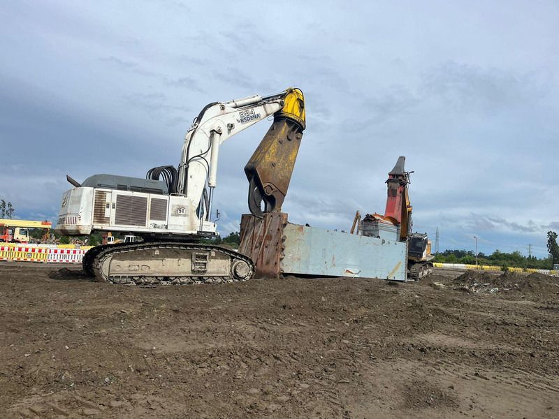 2002 Liebherr R984C crawler excavator side view