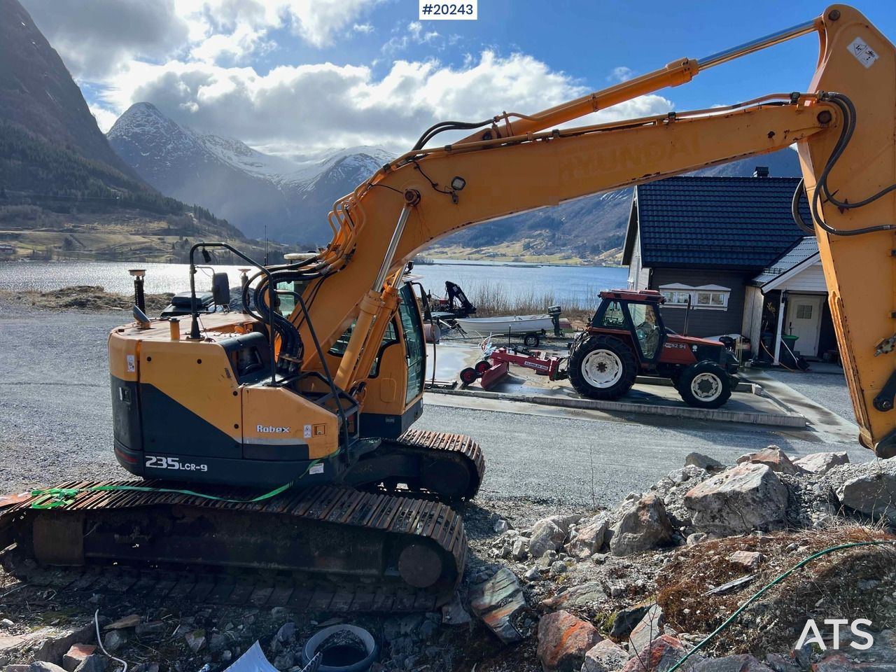 2012 Hyundai R235LCR-9 excavator side view 2012 Hyundai R235LCR-9 excavator side view