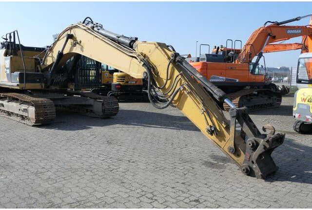 2012 Caterpillar 320E crawler excavator, side view