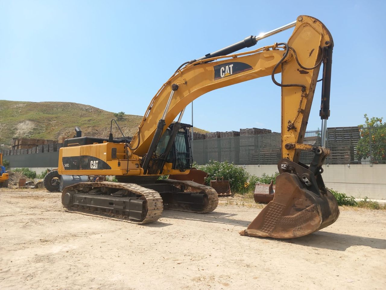 2007 Caterpillar 345C crawler excavator, side profile view