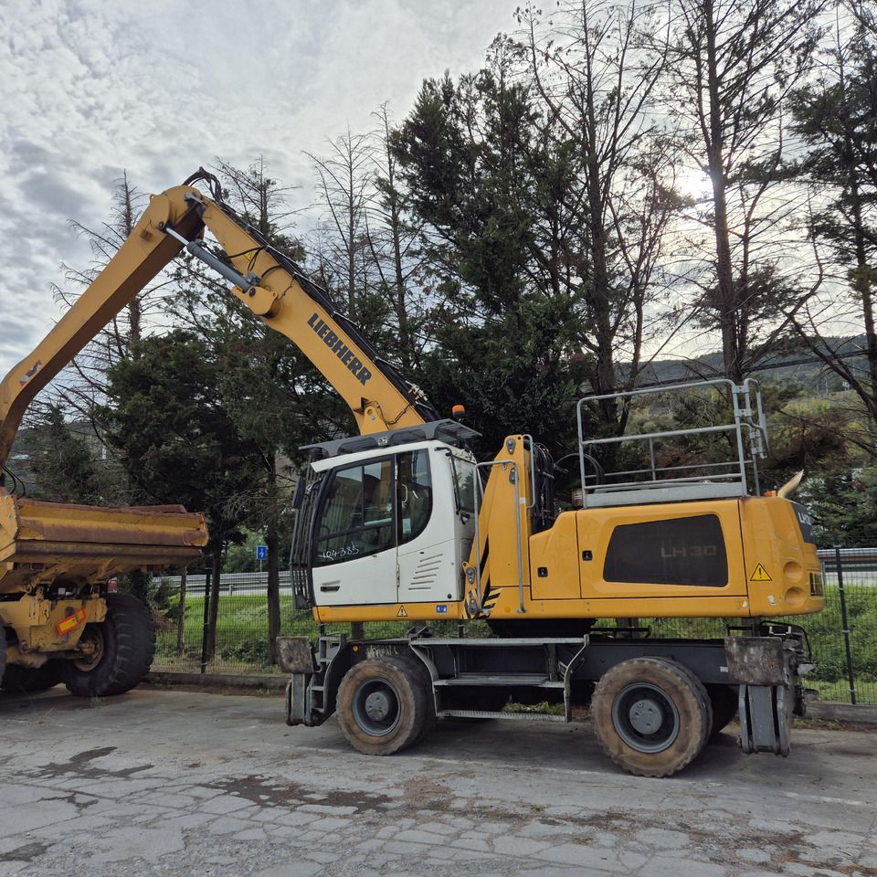 2018 Liebherr LH30 M material handler side view
