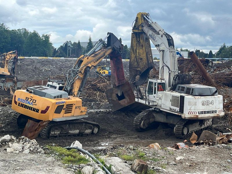 2002 Liebherr R984C crawler excavator, side view
