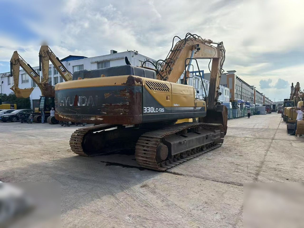 2019 Hyundai R330LC-9S crawler excavator, rear three-quarter view