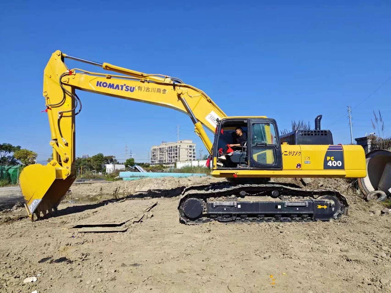 Komatsu PC400-8 crawler excavator, side view Komatsu PC400-8 crawler excavator, side view