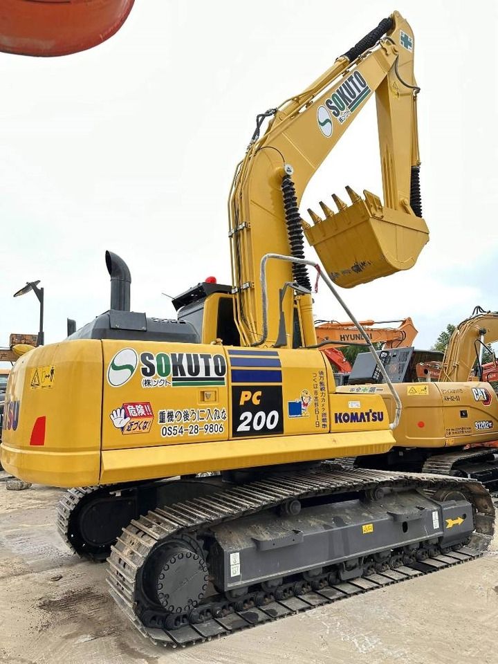 Gąsienicowa koparka Komatsu PC200-8 z 2022 r., widok z tyłu z trzech czwartych