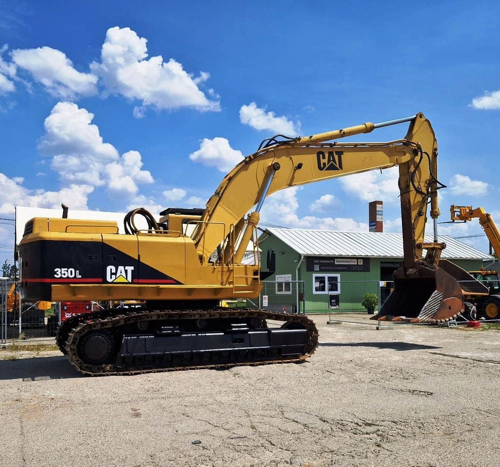 1995 Caterpillar 350L crawler excavator side view
