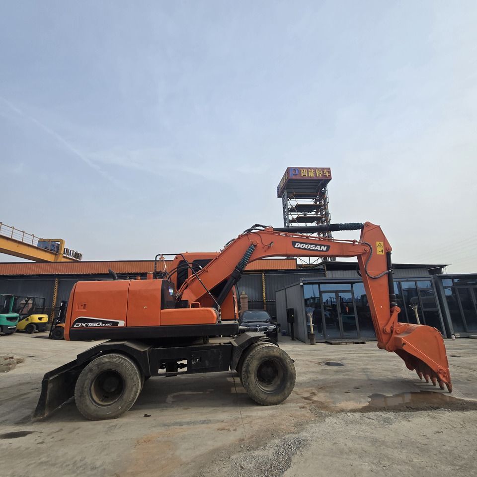 2020 Doosan DX150W-9C wheel excavator, side view