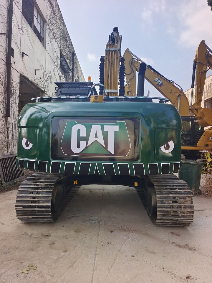 2024 Caterpillar 320D2 paletli ekskavatör arkadan görünüm