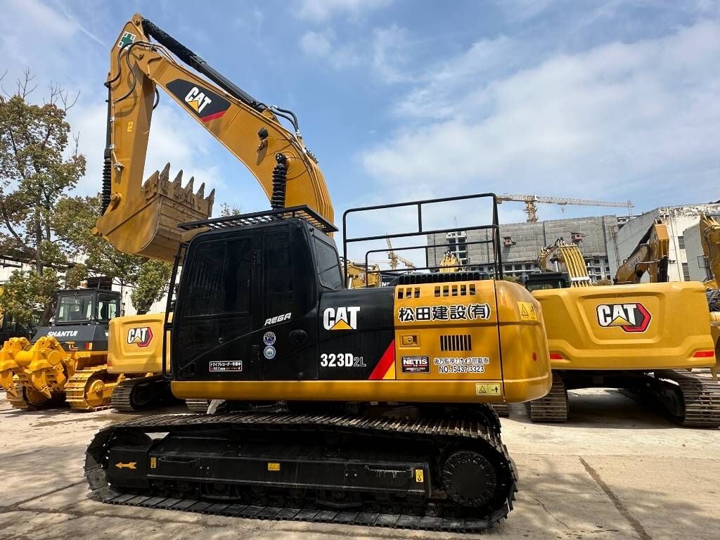 2024 Caterpillar 323D2L crawler excavator side view