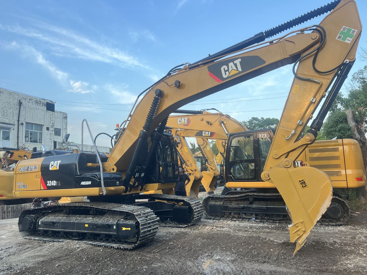 2025 Caterpillar 324D2 L crawler excavator side view