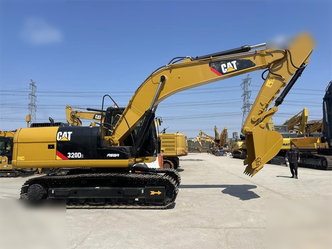 2025 Caterpillar 320D2 paletli ekskavatör, yan profil görünümü