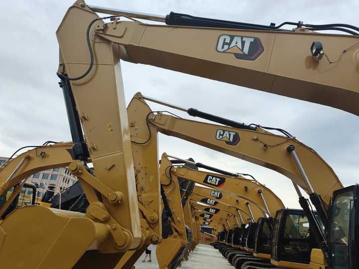 2019 Caterpillar 330GC crawler excavator row view 2019 Caterpillar 330GC crawler excavator row view