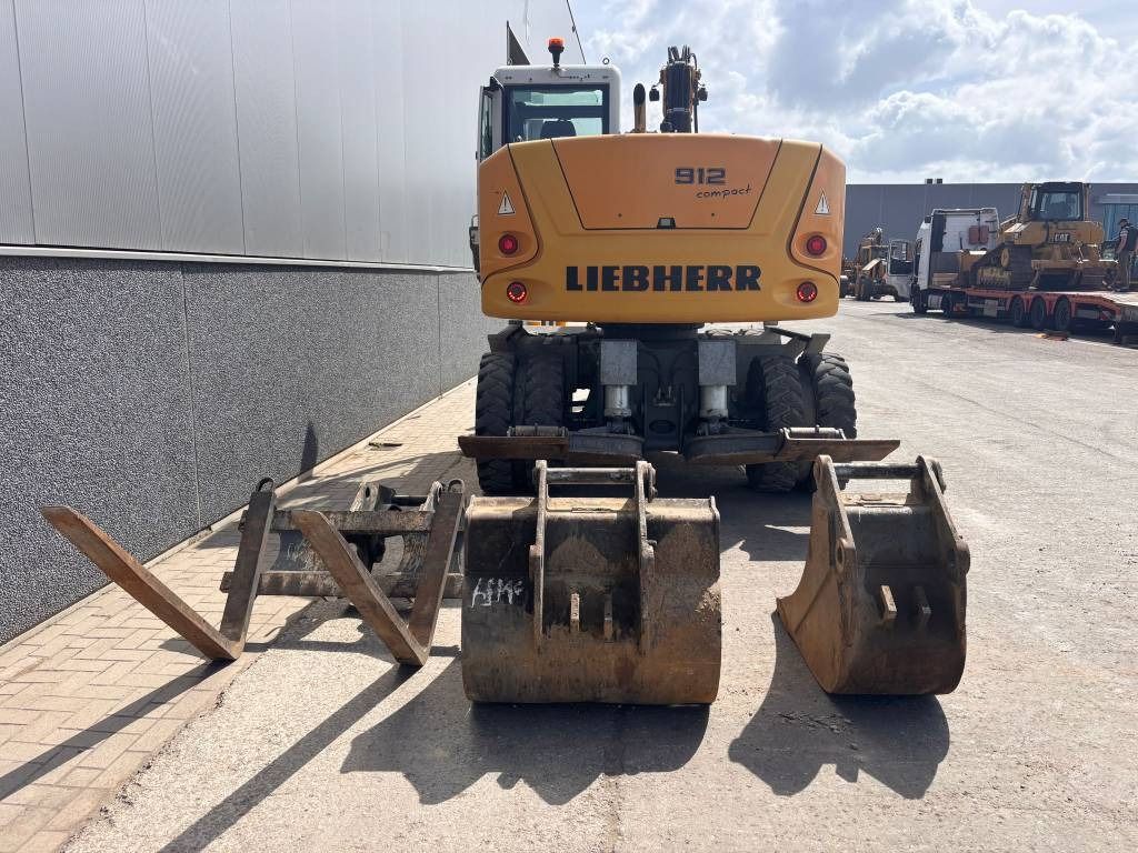 2015 Liebherr A912 Compact wheel excavator rear view with attachments 2015 Liebherr A912 Compact wheel excavator rear view with attachments