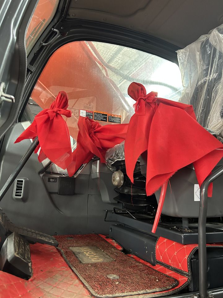 2024 Doosan 225LCA crawler excavator interior view