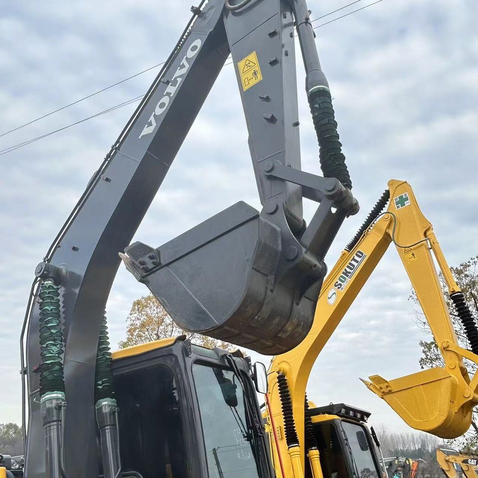 2020 Volvo EC140CL crawler excavator boom and bucket detail