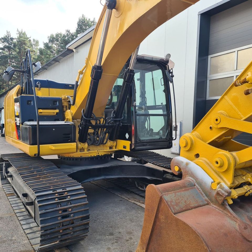 2016 Caterpillar 320E crawler excavator, side view