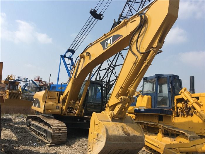 2015 Caterpillar 325C crawler excavator, side profile view