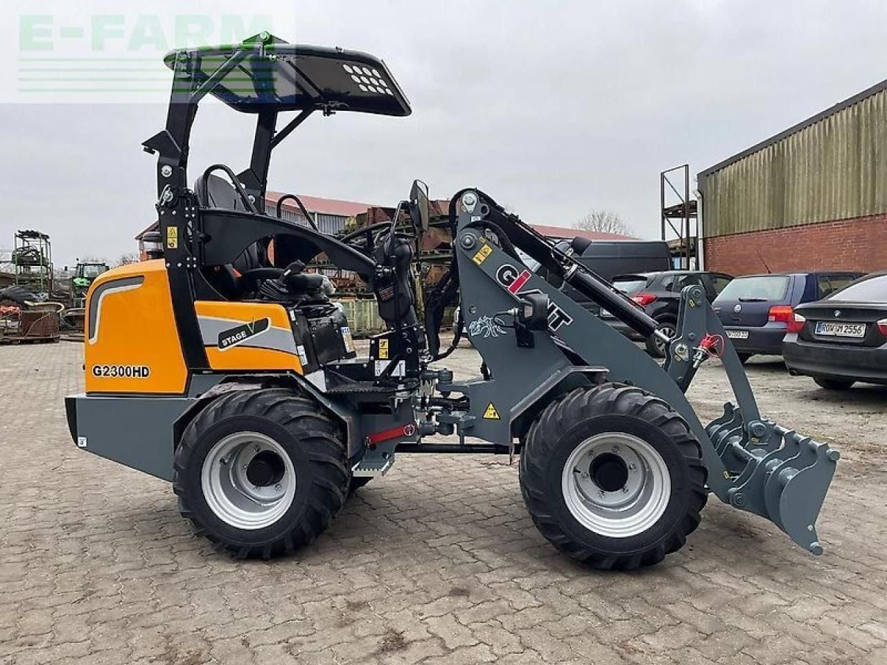 Giant G2300 HD mini excavator, side view