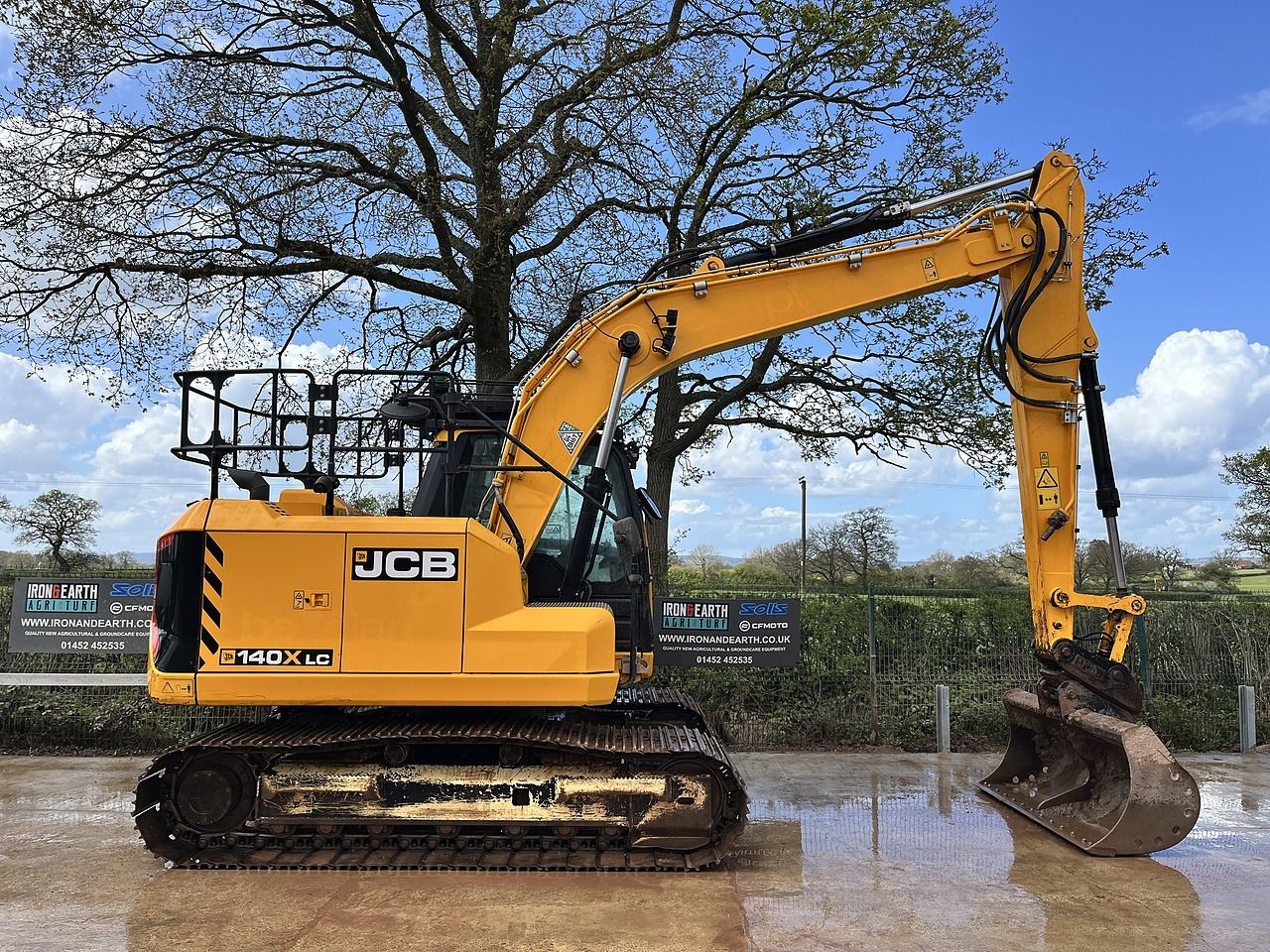 2023 JCB 140X LC crawler excavator side view