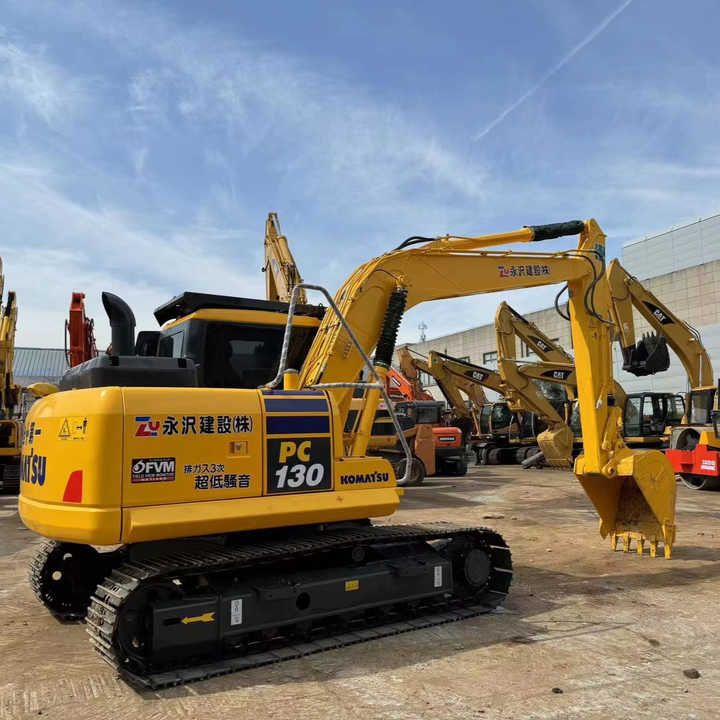 Pelle sur chenilles Komatsu PC130 2018, vue arrière trois-quarts
