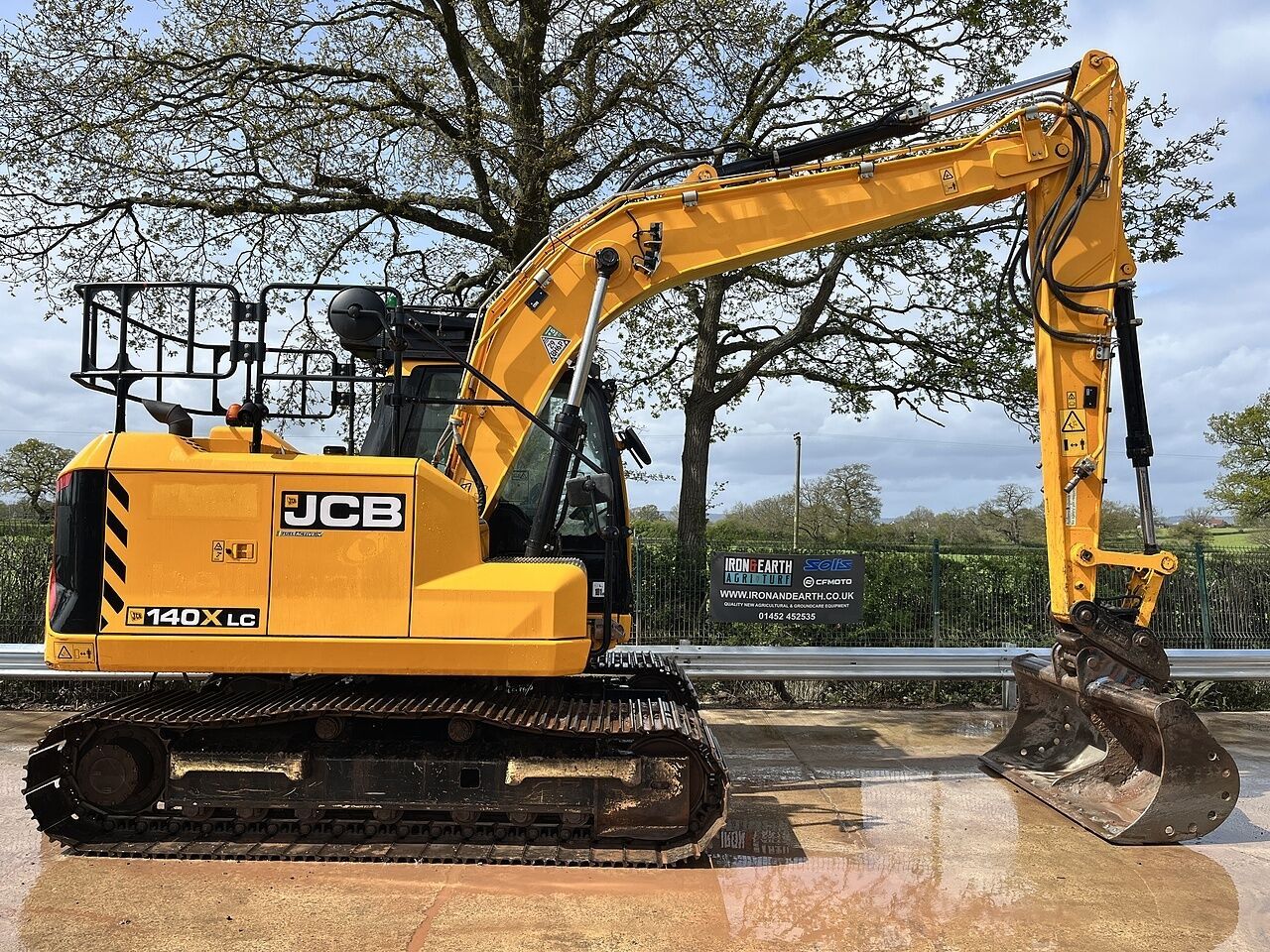 2023 JCB 140X LC crawler excavator, side view