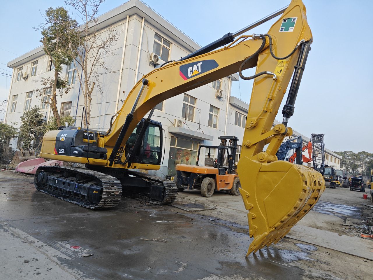 Caterpillar 325D crawler excavator, side view