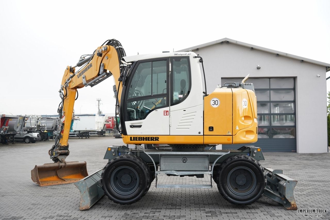 2020 Liebherr A910 COMPACT LITRONIC wheel excavator side view