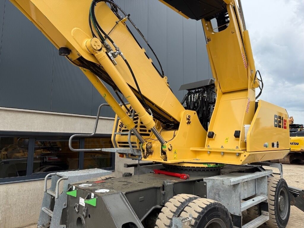 2022 Sennebogen 821E material handler side view