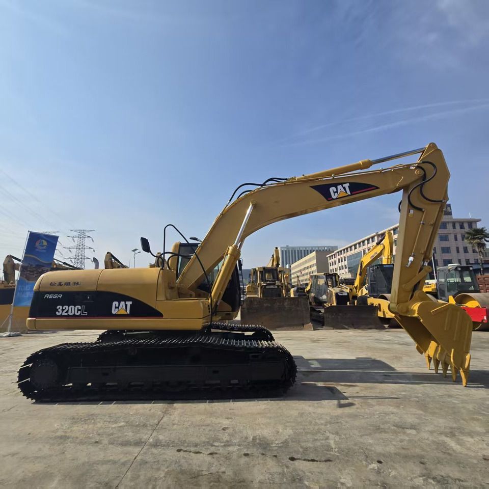 2008 Caterpillar 320CL crawler excavator, side view