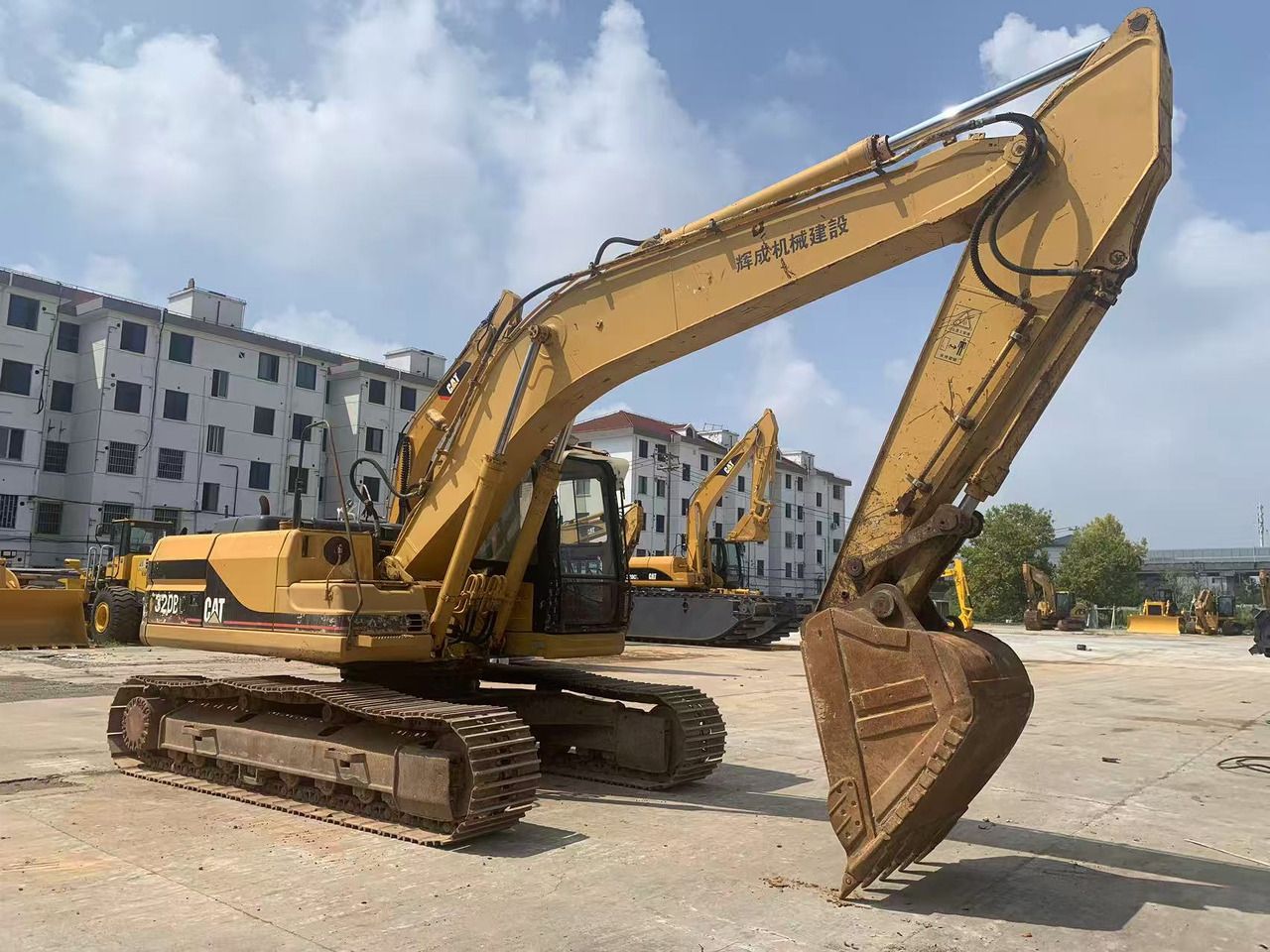 Escavatore cingolato Caterpillar 320BL del 2015, vista laterale