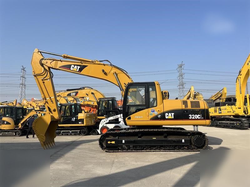 Escavatore cingolato Caterpillar 320CL del 2011, vista laterale