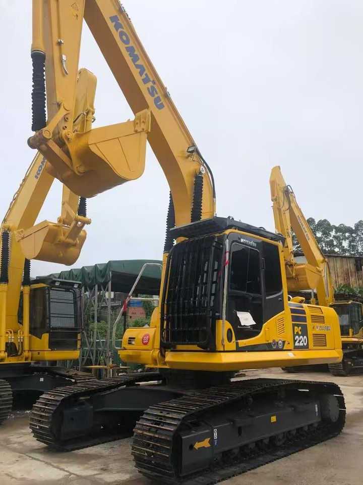 Escavadora de rastos Komatsu PC220-8 de 2015, vista frontal a três quartos