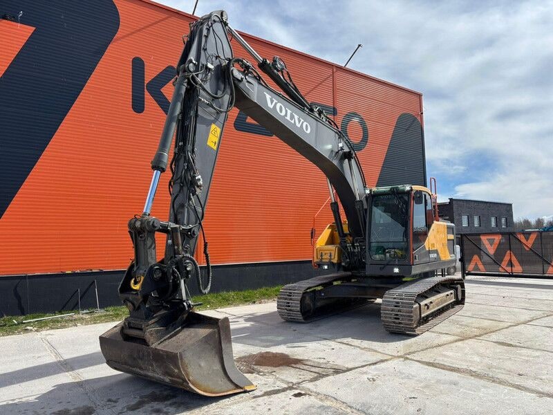 2018 Volvo EC220EL crawler excavator, side view
