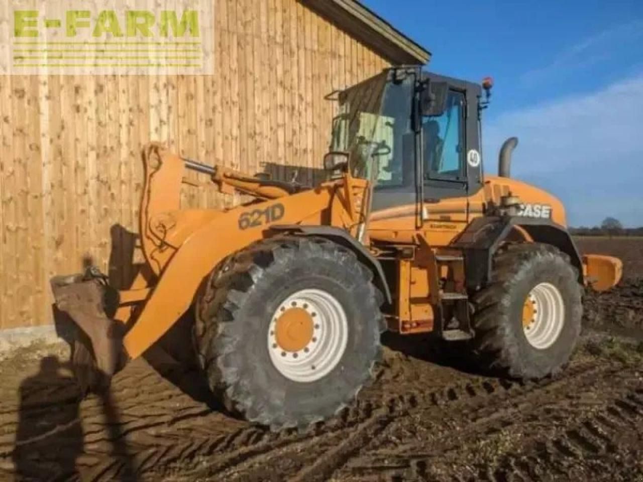 CASE 621D wheel loader, side view CASE 621D wheel loader, side view