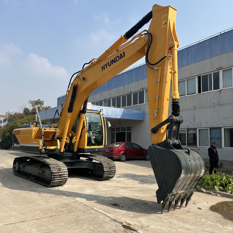 2023 Hyundai R220LC-9S crawler excavator, front three-quarter view 2023 Hyundai R220LC-9S crawler excavator, front three-quarter view